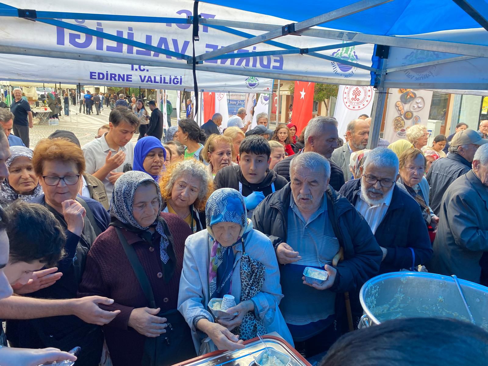 Edirne’de Türk Mutfağı Haftası kapsamında Saraçlar Caddesi’nde vatandaşlara şerbet, helva, keşkek ve mantı ikram edildi. 